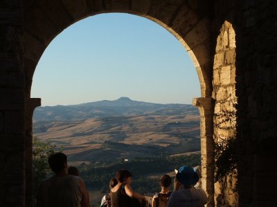 Panorama sulla Val d’Orcia
da Vignoni Alta, nei pressi
della Chiesa di San Biagio
(21182 bytes)
